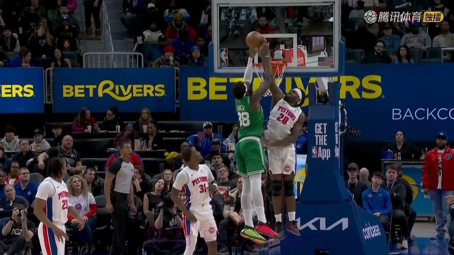 克塔起飞试图双手隔扣，斯图尔特正面拦截完成大帽拒绝